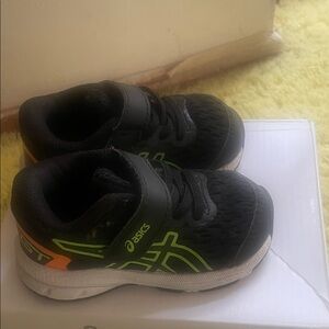 ASICS Kids walker us size 4 Sneakers